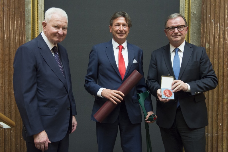 Überreichung der Urkunde und Medaille an den Leiter AUSSENWIRTSCHAFT AUSTRIA Walter Koren. Von links: Helmut Sohmen, Leiter AUSSENWIRTSCHAFT AUSTRIA Walter Koren und Zweiter Nationalratspräsident Karlheinz Kopf (V)