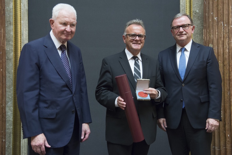 Überreichung der Urkunde und Medaille an Landeshauptmann Hans Niessl (S). Von links: Helmut Sohmen, Landeshauptmann Hans Niessl (S) und Zweiter Nationalratspräsident Karlheinz Kopf (V)