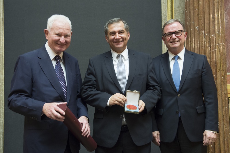 Überreichung der Urkunde und Medaille an den Vorstandsvorsitzenden der VAMED AG Ernst Wastler. Von links: Helmut Sohmen, Vorstandsvorsitzender VAMED AG Ernst Wastler und Zweiter Nationalratspräsident Karlheinz Kopf (V)