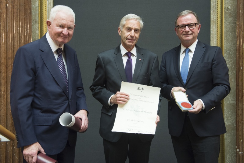 Überreichung der Urkunde und Medaille an den Bereichsdirektor für Internationale Beziehungen der Stadt Wien a.D. Oskar Wawra. Von links: Helmut Sohmen, Bereichsdirektor für Internationale Beziehungen der Stadt Wien a.D. Oskar Wawra und Zweiter Nationalratspräsident Karlheinz Kopf (V)