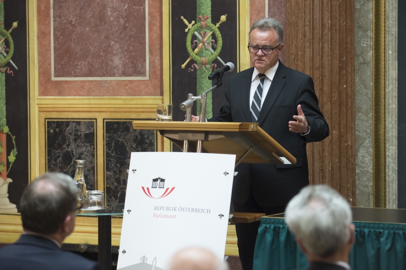 Landeshauptmann Hans Niessl (S) am Rednerpult