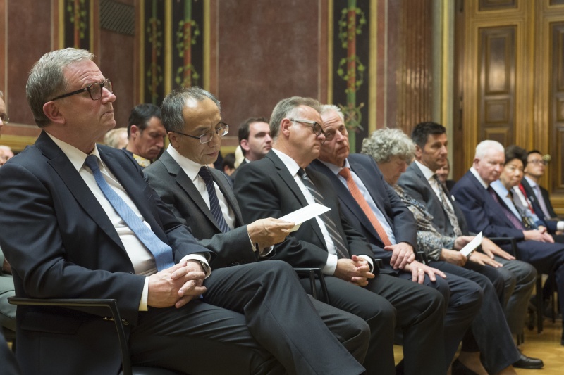 Von links: Zweiter Nationalratspräsident Karlheinz Kopf (V), Chinesischer Botschafter Li Xiaosi, Landeshauptmann Hans Niessl (S), Bundesminister a.D. Rudolf Hundstorfer,  Bundesministerin a.D. Eleonora Hostasch, Landtagspräsident Christian Illedits und Helmut Sohmen. Blick Richtung VeranstaltungsteilnehmerInnen