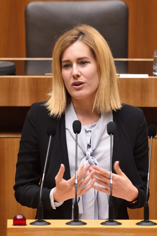 Nationalratsabgeordnete Claudia Gamon (N) am Rednerpult