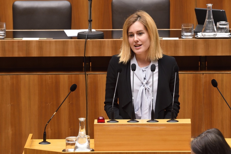 Nationalratsabgeordnete Claudia Gamon (N) am Rednerpult