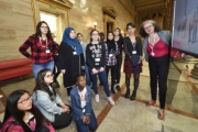 Schülerinnen besuchen anlässlich des Girl's Day das Parlament - Führung durch das Parlamentsgebäude: Säulenhalle
