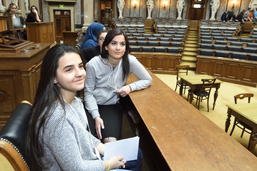 Schülerinnen besuchen anlässlich des Girl's Day das Parlament - Führung durch das Parlamentsgebäude: Historischer Sitzungssaal