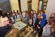 Schülerinnen besuchen anlässlich des Girl's Day das Parlament - Führung durch das Parlamentsgebäude: Unteres Vestibül