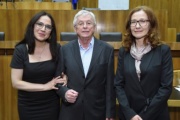 Von links: Journalistin Banu Güven, Preisträger Peter Huemer, Preisträgerin Edith Meinhart