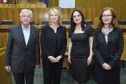 Von links: Preisträger Peter Huemer, Nationalratspräsidentin Doris Bures (S), Journalistin Banu Güven, Preisträgerin Edith Meinhart