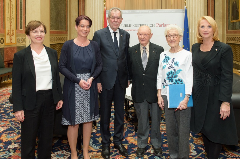 Von rechts: Nationalratspräsidentin Doris Bures (S), Gertrude Schneider, Walter Arlen, Bundespräsident Alexander Van der Bellen, Bundesratspräsidentin Sonja Ledl-Rossmann (V) und Doris Schmidauer