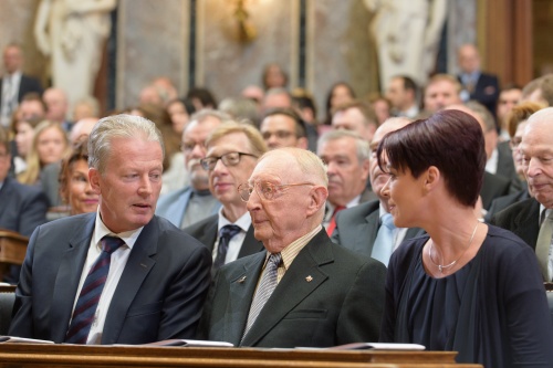 Von links: Vizekanzler Reinhold Mitterlehner(V), Walter Arlen und Bundesratspräsidentin Sonja Ledl-Rossmann (V)
