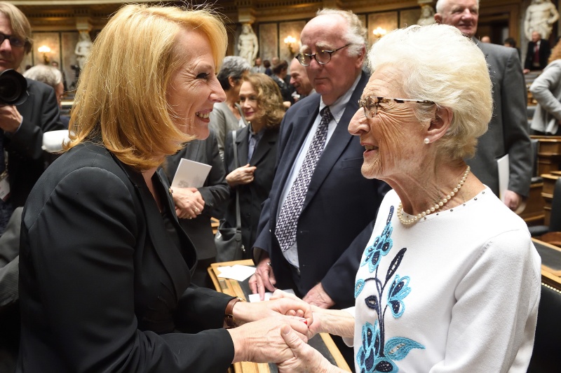 Von links: Nationalratspräsidentin Doris Bures (S) und Historikerin und Holocaustüberlebende Gertrude Schneider im Gespräch