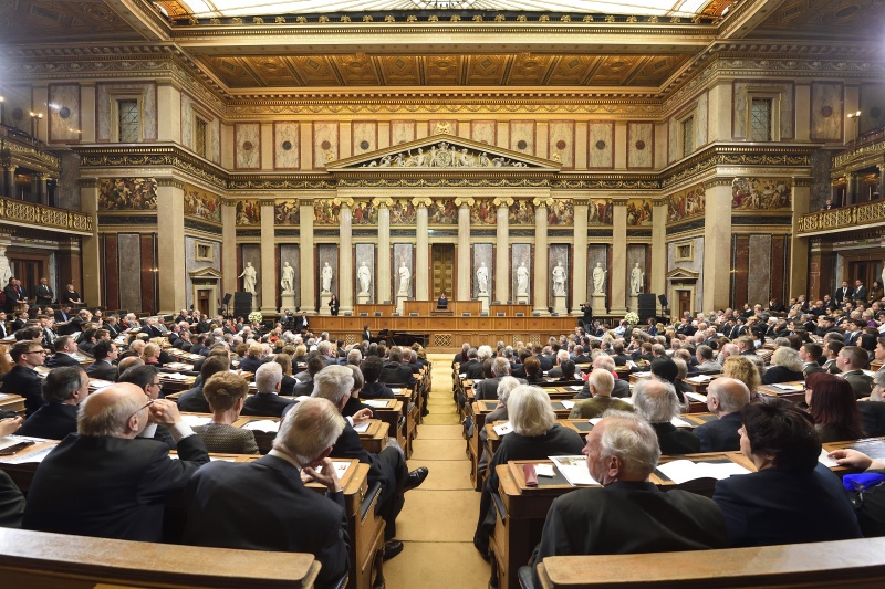 Begrüßungsworte von Bundesratspräsidentin Sonja Ledl-Rossmann (V) am Rednerpult. Blick Richtung VeranstaltungsteilnehmerInnen