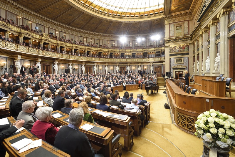 Nationalratspräsidentin Doris Bures (S) am Rednerpult. Blick Richtung VeranstaltungsteilnehmerInnen