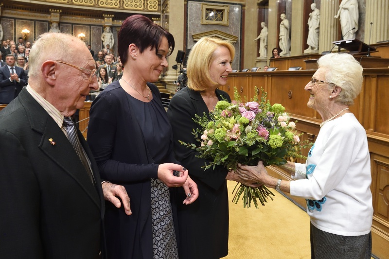 Von links: Komponist Walter Arlen, Bundesratspräsidentin Sonja Ledl-Rossmann (V), Nationalratspräsidentin Doris Bures (S), Historikerin und Holocaustüberlebende Gertrude Schneider