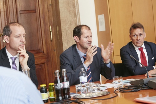 Rede von Referatsleiter Lutz Güllner EK-Generaldirektion Handelspolitik (Mitte)
