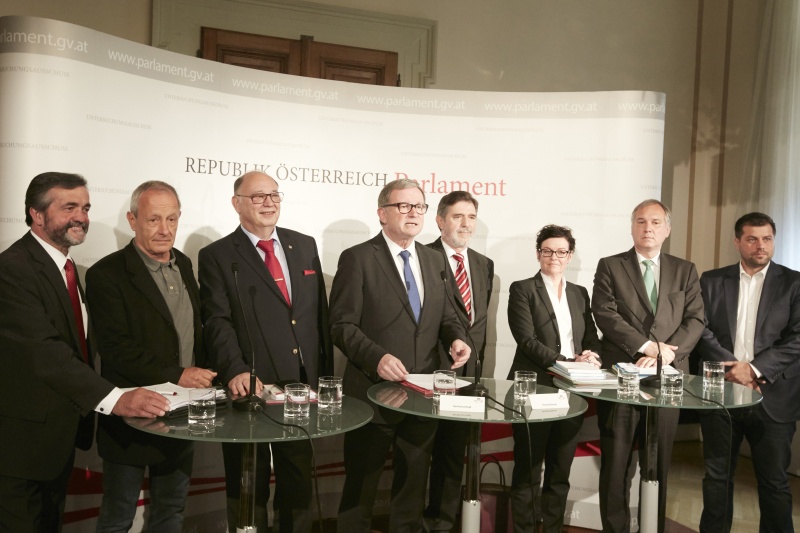 von links: Nationalratsabgeordneter Leopold Steinbichler (T), Nationalratsabgeordneter Peter Pilz (G),  Nationalratsabgeordneter Otto Pendl (S), Zweiter Nationalratspräsident Karlheinz Kopf (V), Verfahrensrichter Ronald Rohrer, Nationalratsabgeordnete Gabriele Tamandl (V), Nationalratsabgeordneter Walter Rosenkranz (F), Nationalratsabgeordneter Michael Bernhard (N)