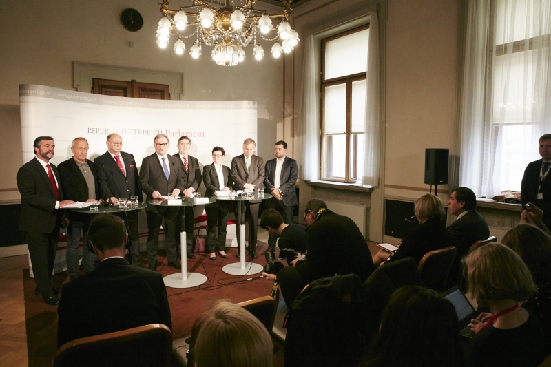 von links: Nationalratsabgeordneter Leopold Steinbichler (T), Nationalratsabgeordneter Peter Pilz (G),  Nationalratsabgeordneter Otto Pendl (S), Zweiter Nationalratspräsident Karlheinz Kopf (V), Verfahrensrichter Ronald Rohrer, Nationalratsabgeordnete Gabriele Tamandl (V), Nationalratsabgeordneter Walter Rosenkranz (F), Nationalratsabgeordneter Michael Bernhard (N)