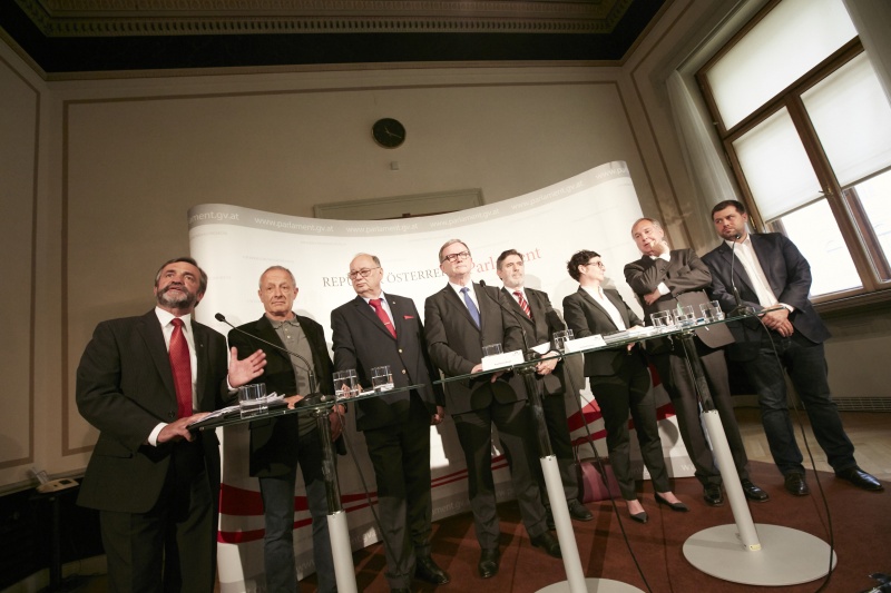 von links: Nationalratsabgeordneter Leopold Steinbichler (T), Nationalratsabgeordneter Peter Pilz (G),  Nationalratsabgeordneter Otto Pendl (S), Zweiter Nationalratspräsident Karlheinz Kopf (V), Verfahrensrichter Ronald Rohrer, Nationalratsabgeordnete Gabriele Tamandl (V), Nationalratsabgeordneter Walter Rosenkranz (F), Nationalratsabgeordneter Michael Bernhard (N)