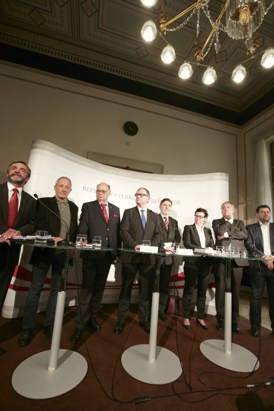 von links: Nationalratsabgeordneter Leopold Steinbichler (T), Nationalratsabgeordneter Peter Pilz (G),  Nationalratsabgeordneter Otto Pendl (S), Zweiter Nationalratspräsident Karlheinz Kopf (V), Verfahrensrichter Ronald Rohrer, Nationalratsabgeordnete Gabriele Tamandl (V), Nationalratsabgeordneter Walter Rosenkranz (F), Nationalratsabgeordneter Michael Bernhard (N)