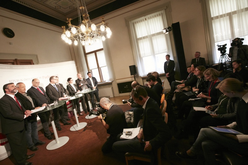 von links: Nationalratsabgeordneter Leopold Steinbichler (T), Nationalratsabgeordneter Peter Pilz (G),  Nationalratsabgeordneter Otto Pendl (S), Zweiter Nationalratspräsident Karlheinz Kopf (V), Verfahrensrichter Ronald Rohrer, Nationalratsabgeordnete Gabriele Tamandl (V), Nationalratsabgeordneter Walter Rosenkranz (F), Nationalratsabgeordneter Michael Bernhard (N)