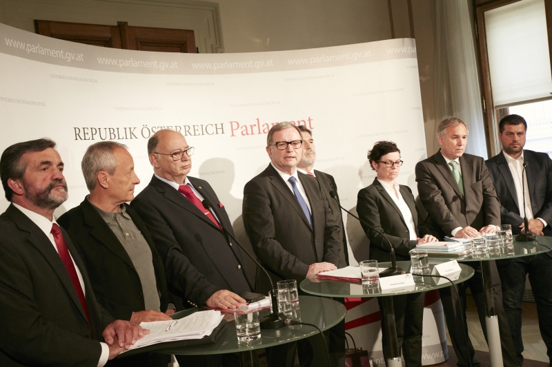von links: Nationalratsabgeordneter Leopold Steinbichler (T), Nationalratsabgeordneter Peter Pilz (G),  Nationalratsabgeordneter Otto Pendl (S), Zweiter Nationalratspräsident Karlheinz Kopf (V), Verfahrensrichter Ronald Rohrer, Nationalratsabgeordnete Gabriele Tamandl (V), Nationalratsabgeordneter Walter Rosenkranz (F), Nationalratsabgeordneter Michael Bernhard (N)