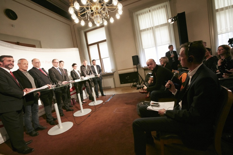 von links: Nationalratsabgeordneter Leopold Steinbichler (T), Nationalratsabgeordneter Peter Pilz (G),  Nationalratsabgeordneter Otto Pendl (S), Zweiter Nationalratspräsident Karlheinz Kopf (V), Verfahrensrichter Ronald Rohrer, Nationalratsabgeordnete Gabriele Tamandl (V), Nationalratsabgeordneter Walter Rosenkranz (F), Nationalratsabgeordneter Michael Bernhard (N)