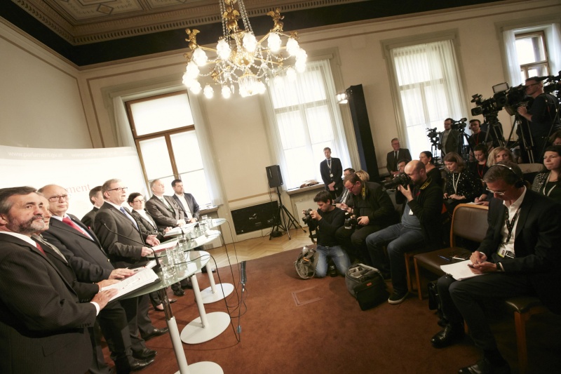 Linke Bildhälfte: Nationalratsabgeordneter Leopold Steinbichler (T), Nationalratsabgeordneter Peter Pilz (G),  Nationalratsabgeordneter Otto Pendl (S), Zweiter Nationalratspräsident Karlheinz Kopf (V), Verfahrensrichter Ronald Rohrer, Nationalratsabgeordnete Gabriele Tamandl (V), Nationalratsabgeordneter Walter Rosenkranz (F), Nationalratsabgeordneter Michael Bernhard (N). Rechte Bildhälfte: MedienvertreterInnen