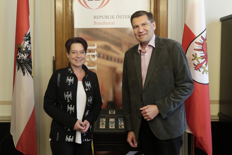 Von rechts: Generaldirektor der Pensionsversicherungsanstalt Winfried Pinggera und Bundesratspräsidentin Sonja Ledl-Rossmann (V)