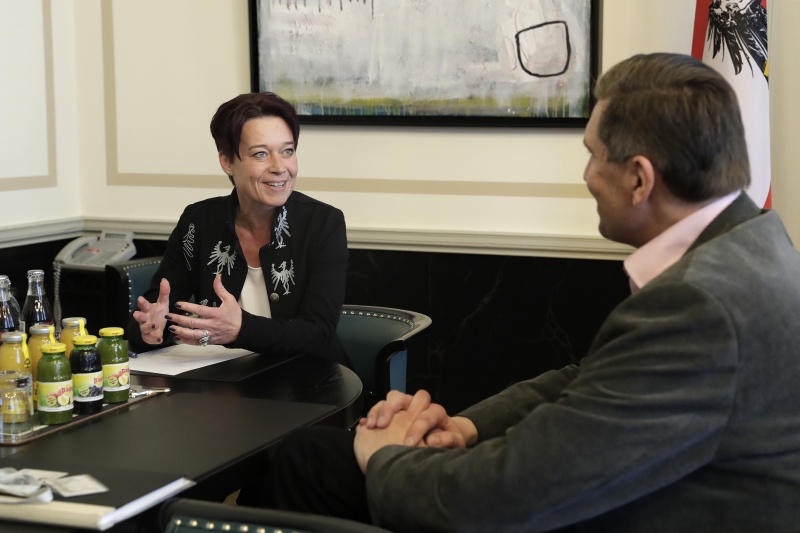 Aussprache zwischen dem Generaldirektor der Pensionsversicherungsanstalt Winfried Pinggera und  Bundesratspräsidentin Sonja Ledl-Rossmann (V)