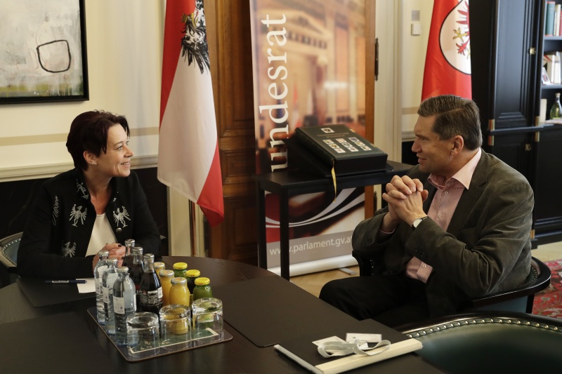 Aussprache zwischen dem Generaldirektor der Pensionsversicherungsanstalt Winfried Pinggera und  Bundesratspräsidentin Sonja Ledl-Rossmann (V)