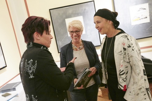 von links: Bundesratspräsidentin Sonja Ledl-Rossmann (V), Bundesrätin Monika Mühlwerth (F), Künstlerin Margret Schiestl