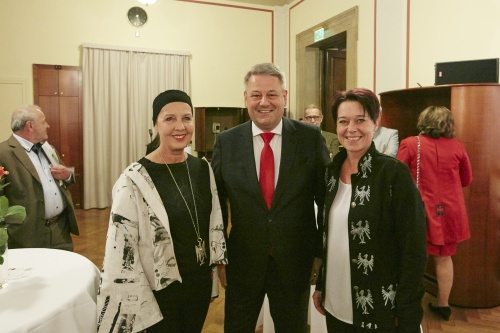 von rechts: Bundesratspräsidentin Sonja Ledl-Rossmann (V), Landwirtschaftsminister Andrä Rupprechter (V), Künstlerin Margret Schiestl