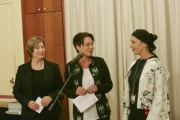 Von rechts: Künstlerin Margret Schiestl, Bundesratspräsidentin Sonja Ledl-Rossmann (V) (am Wort), Luise Kloos