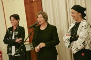 von links: Bundesratspräsidentin Sonja Ledl-Rossmann (V), Luise Kloos am Wort, Künstlerin Margret Schiestl