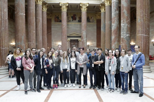 Bundesratpräsidentin Sonja Ledl-Rossmann (V) mit Schülerinnen und Schülern der NMS Innsbruck in der Säulenhalle