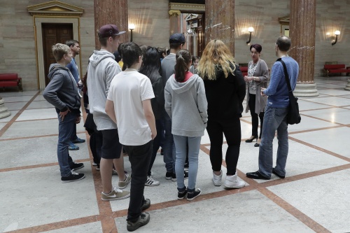 Bundesratpräsidentin Sonja Ledl-Rossmann (V) begrüßt Schülerinnen und Schüler der NMS Innsbruck