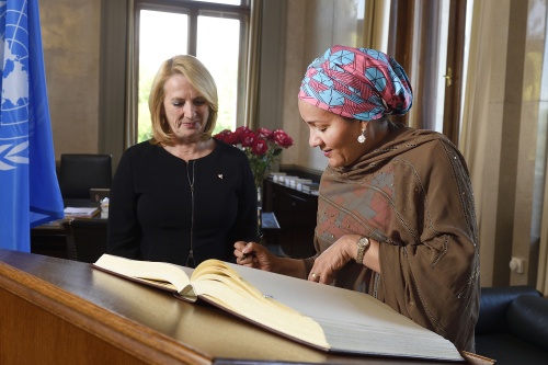 Von links: Nationalratspräsidentin Doris Bures (S) und stellvertretende UN-Generalsekretärin Amina Mohammed beim Eintrag ins Gästebuch