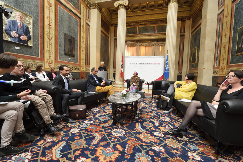 Von links: Nationalratsabgeordneter Franz-Joseph Huainigg (V), Nationalratsabgeordneter Gerald Loacker (N), Nationalratsabgeordneter Johannes Hübner (F), Nationalratspräsidentin Doris Bures (S) am Rednerpult, stellvertretende UN-Generalsekretärin Amina Mohammed, Nationalratsabgeordnete Petra Bayr (S), Nationalratsabgeordnete Tanja Windbüchler-Souschill (G)