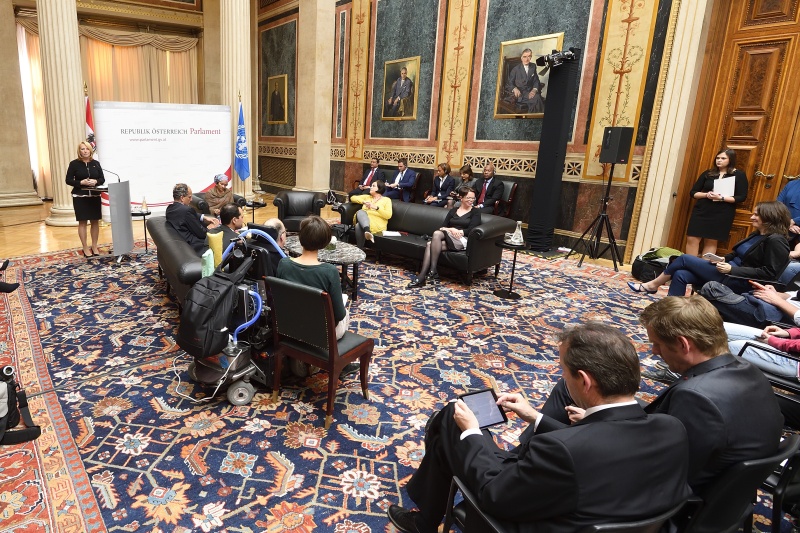 Begrüßung durch Nationalratspräsidentin Doris Bures (S) am Rednerpult. Blick Richtung VeranstaltungsteilnehmerInnen