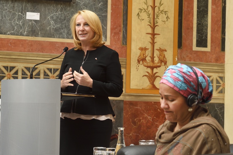 Von links: Nationalratspräsidentin Doris Bures (S) (am Wort) und stellvertretende UN-Generalsekretärin Amina Mohammed