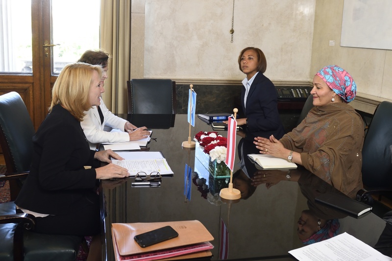 Nationalratspräsidentin Doris Bures (S) (links) während der Aussprache mit der stellvertretenden UN-Generalsekretärin Amina Mohammed