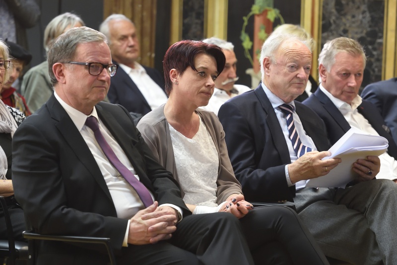 Von links: Zweiter Nationalratspräsident Karlheinz Kopf (V), Bundesratspräsidentin Sonja Ledl-Rossmann (V), Nationalratspräsident a.D. Andreas Khol (V), Landesdirektor ORF Tirol Helmut Krieghofer, Nationalratsabgeordneter Karlheinz Töchterle (V)