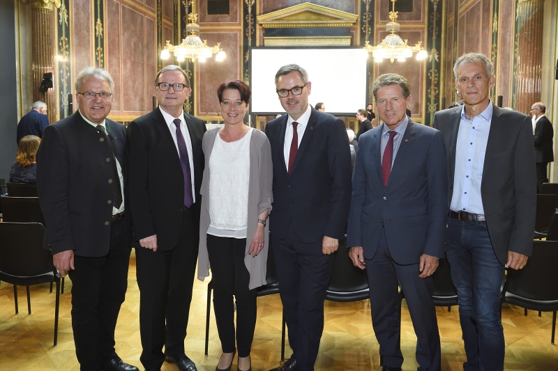 Von links: Nationalratsabgeordneter Hermann Gahr (V), Zweiter Nationalratspräsident Karlheinz Kopf (V), Bundesratspräsidentin Sonja Ledl-Rossmann (V), Josef Lettenbichler  (V), Nationalratsabgeordneter Karlheinz Töchterle (V), Nationalratsabgeordneter Maximilian Unterrainer (S)