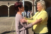 von Links: Bundesratspräsidentin Sonja Ledl-Rossmann (V) wird von der Präsidentin der Ersten Kammer Ankie Broekers-Knol empfangen