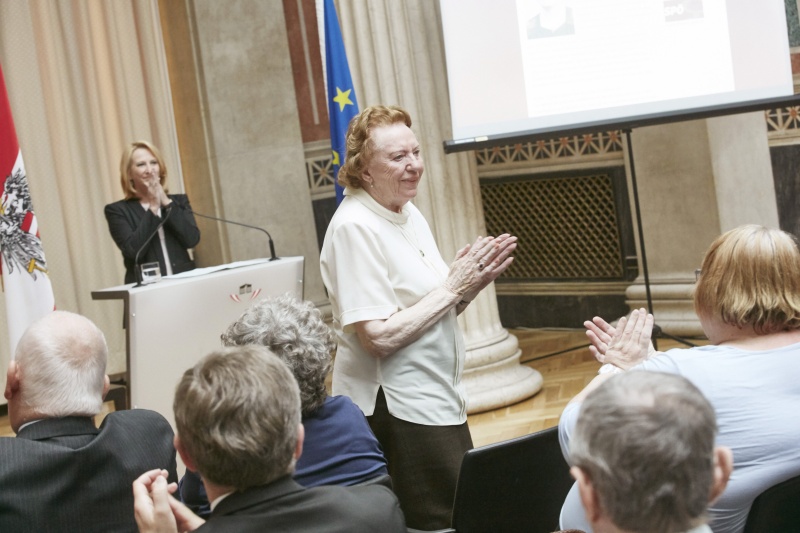 Nationalratspräsidentin Doris Bures (S) begrüßt Käthe Sasso