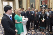 Von links: Nationalratspräsidentin Doris Bures (S), Matthias Euler-Rolle, Parlamentsdirektor Harald Dossi, Botschafter Li Xiaosi sowie Mitglieder der chinesischen Delegation.