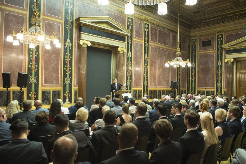 Nationalratsabgeordneter Andreas Karlsböck (F) am Rednerpult. Blick Richtung VeranstaltungsteilnehmerInnen