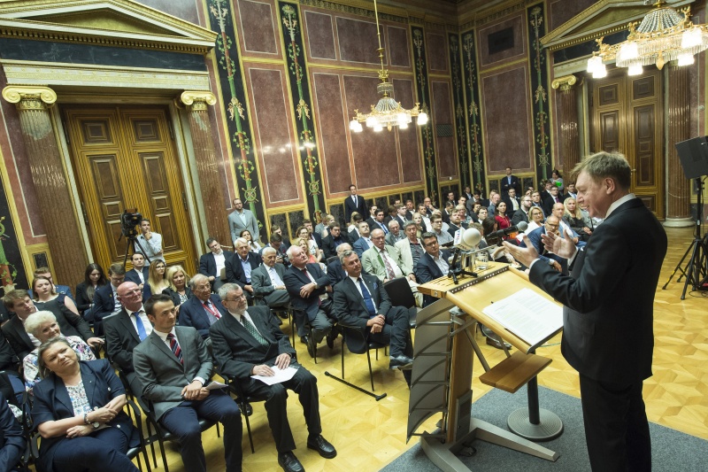 Am Rednerpult Nationalratsabgeordneter Andreas Karlsböck (F) mit Blick auf die Veranstaltungsteilnehmer
