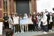 Gruppenfoto Familienministerin Sophie Karmasin (V) mit den SiegerInnen Kicken ohne Grenzen
